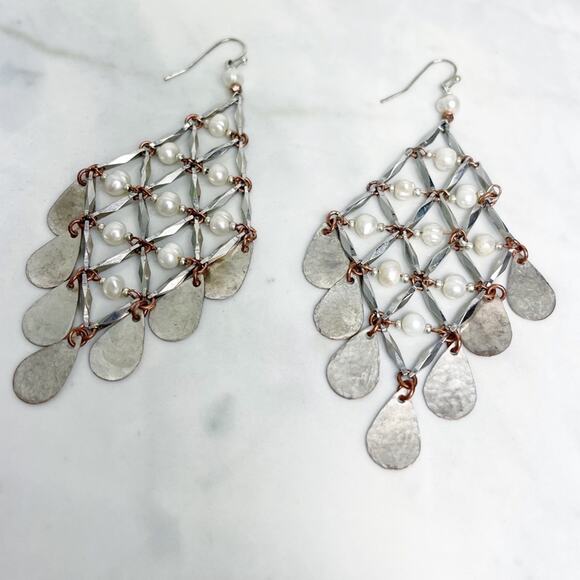 VINTAGE HANDMADE Hammered Silver Pearl Earrings - Picture 7 of 8